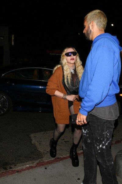 Madonna, surprinsă la o cină romantică cu un bărbat misterios/ Profimedia