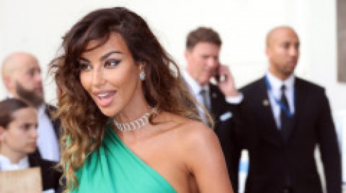 Mădălina Ghenea, spectaculoasă la Cannes, într-o rochie verde smarald, cu crăpătură lungă pe picior. Românca a arătat ca o divă