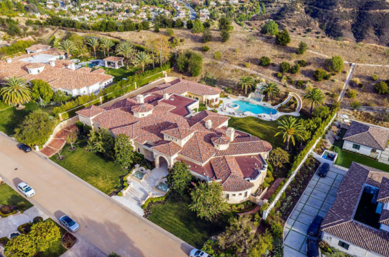 Britney Spears and her husband, Sam Asraghi Bought a New Mansion For $11.8 Million Dollars