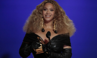 Beyonce, în cea mai HOT ipostază în care a apărut vreodată. Coperta noului ei album o arată mai senzuală ca oricând, doar semiacoperită