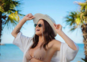 Raluka, zi de naștere serbată în costum de baie, în Mexic, acolo unde iubitul deține un resort. Emană senzualitate prin toți porii