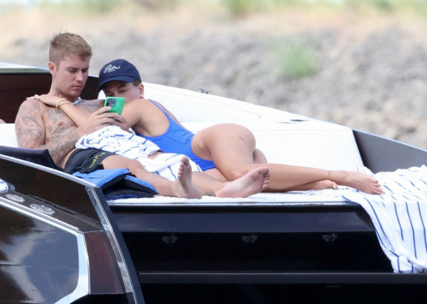 *PREMIUM-EXCLUSIVE* Helping him heal. Hailey Bieber puts on a very loved up display with Justin as two relax during their time in Couer d’Alene