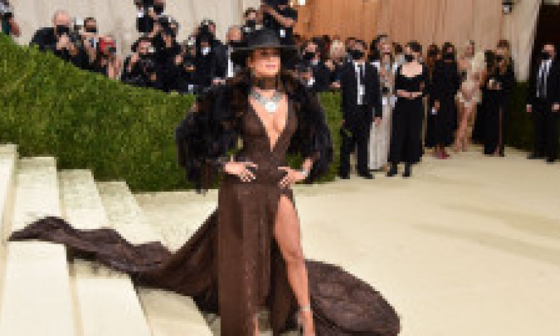 Jennifer Lopez, în colanți scurți și bustieră, în timp ce trage de fiare în aer liber. Arată demențial la 53 de ani