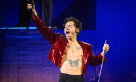 În culisele pauzei din cariera lui Harry Styles. Iubiri, petreceri și călătorii de plăcere, înainte de marea revenire în muzică