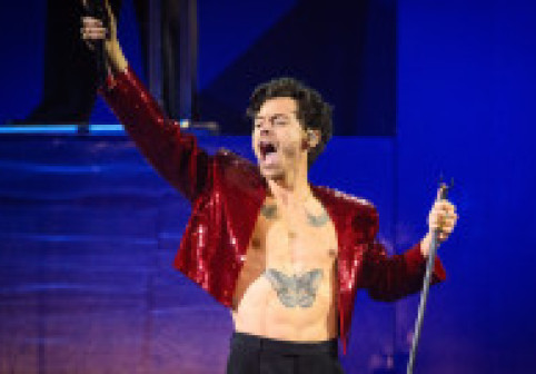 În culisele pauzei din cariera lui Harry Styles. Iubiri, petreceri și călătorii de plăcere, înainte de marea revenire în muzică