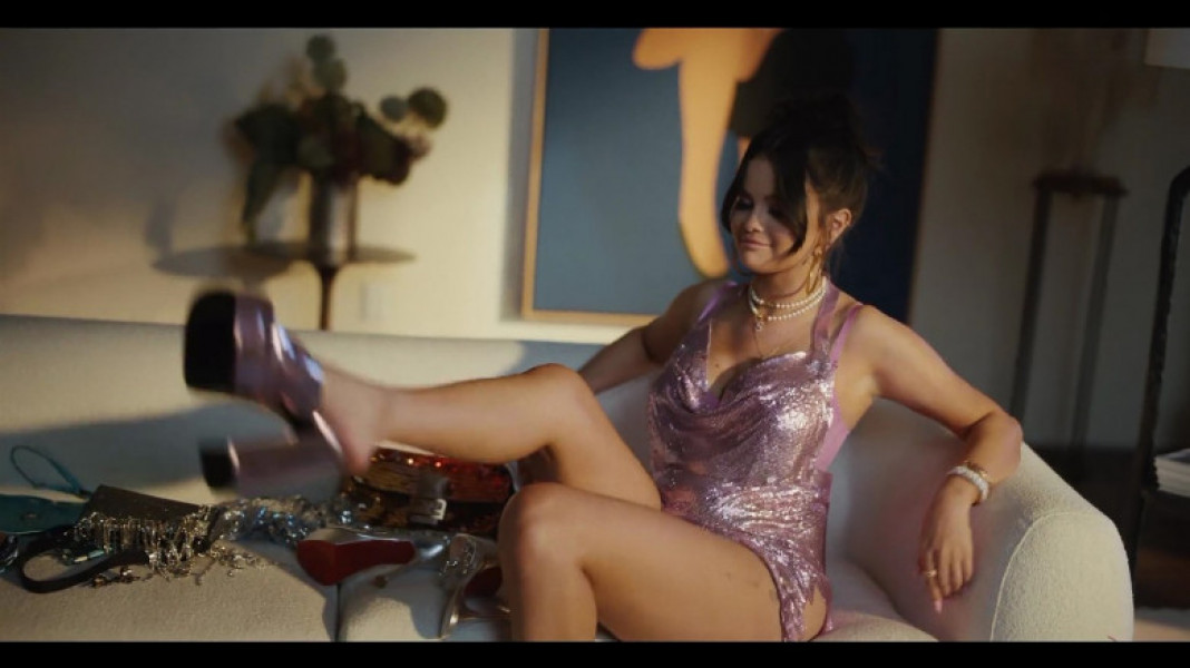 Selena Gomez releases her music video for “Single Soon”
