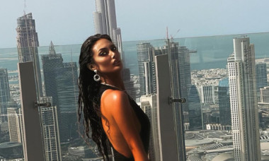 Claudia Pavel, într-un costum de baie roz, de Barbie, pe o plajă din Miami. Ce o ajută să arate la fel ca înainte să devină mamă