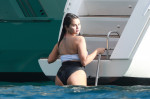 *PREMIUM-EXCLUSIVE* Three's Company! Selena Gomez rings in ANOTHER Holiday with good pals Brooklyn Beckham and Nicola Peltz. **WEB EMBARGO UNTIL 12:30 PM ET on January 3, 2023**