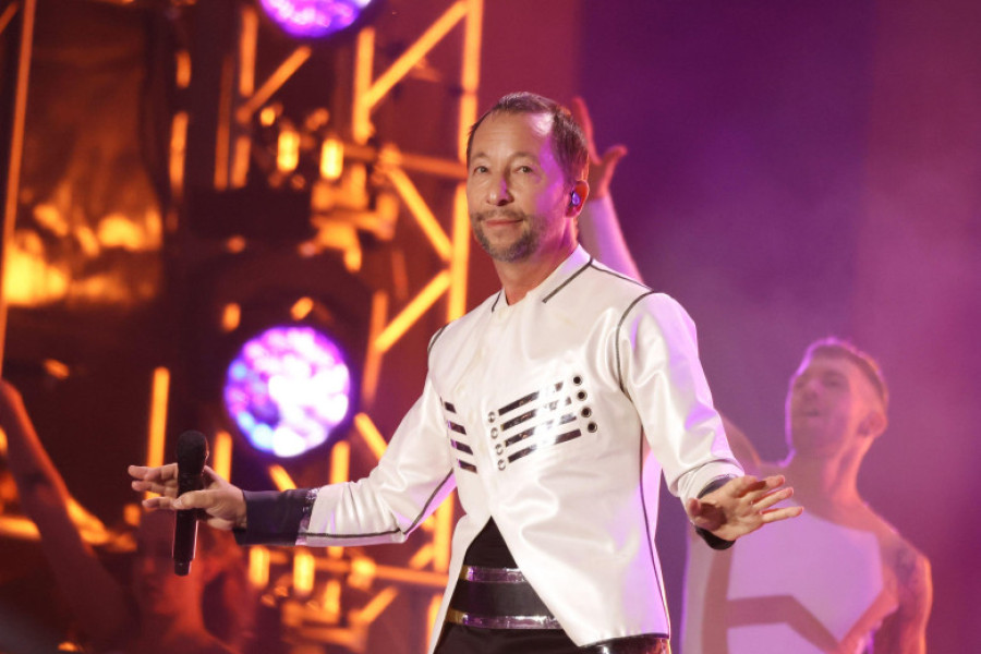 Berlin, Germany. 31st Dec, 2022. DJ Bobo is on stage in front of the Brandenburg Gate during the ZDF New Year's Eve show. The show will be broadcast live on television. Credit: Jrg Carstensen/dpa/Alamy Live News