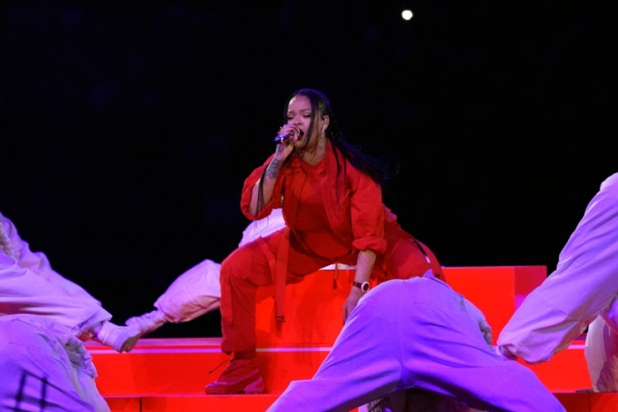 Rihanna a făcut spectacol în pauza Super Bowl; cântăreaţa este din nou însărcinată (3)