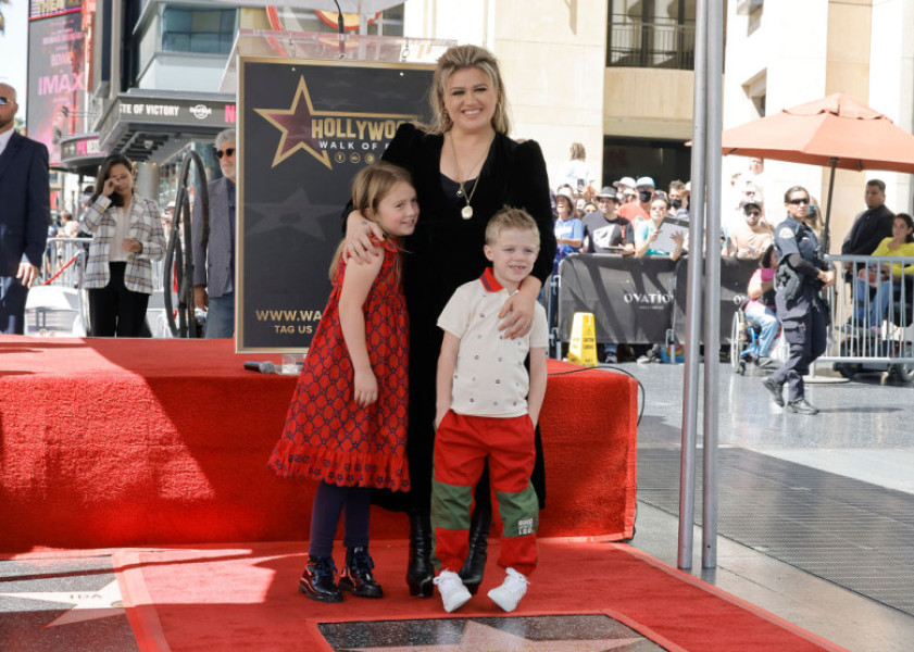 Kelly Clarkson, alături de cei doi copii ai ei