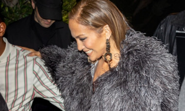 Jennifer Lopez, într-o rochie cu o crăpătură care a lăsat-o mai mult descoperită. Cum petrece artista sâmbătă seara