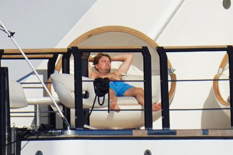 PREMIUM EXCLUSIVE: Leonardo DiCaprio surrounds himself with another bevy of beauties as he continues his winter vacation in St Barts