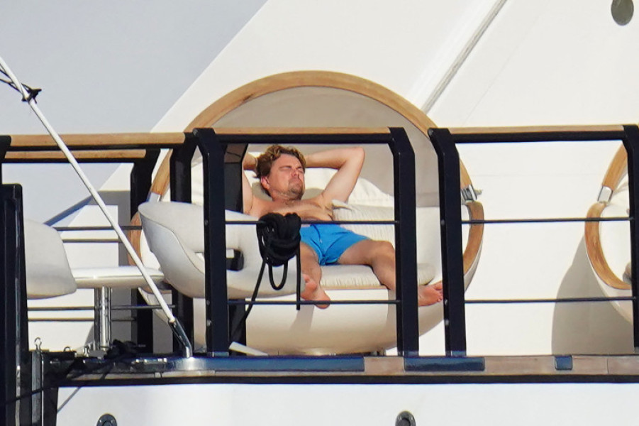 PREMIUM EXCLUSIVE: Leonardo DiCaprio surrounds himself with another bevy of beauties as he continues his winter vacation in St Barts