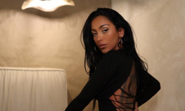 N-ai mai văzut-o așa. Ruby, într-un sacou oversized, fără nimic pe dedesubt, la un eveniment de modă. Fanii, complet cuceriți