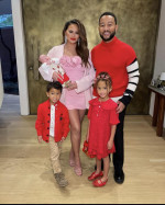 John Legend cu soția lui și cei trei copii ai lor/ Foto: Instagram