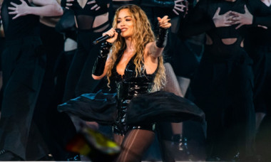 Rita Ora, toată fibră și mușchi, într-o salopetă scurtă, ce i-a venit ca turnată pe corpul perfect lucrat la sală
