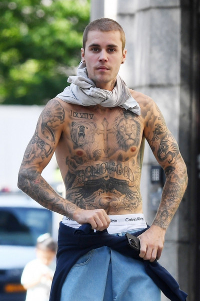 *EXCLUSIVE* Justin Bieber goes shirtless in Tribeca!