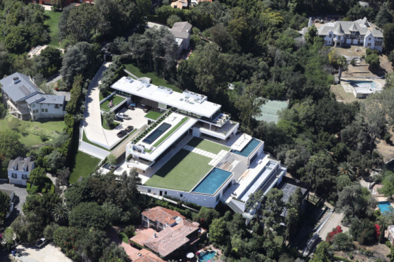 PREMIUM EXCLUSIVE Beyonce And Jay Z's Pool Is Leaking At $88 Million Bel Air Mansion!