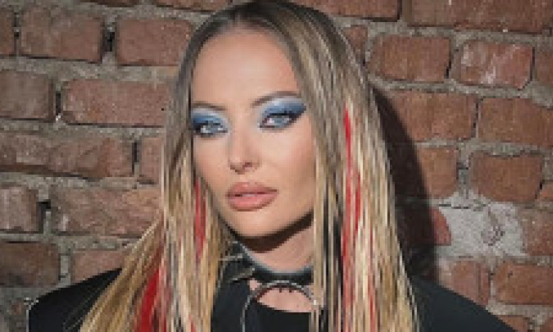 Delia, în rochie transparentă la nunta lui Smiley. Îndrăgostită, solista s-a lăsat pozată în brațele soțului