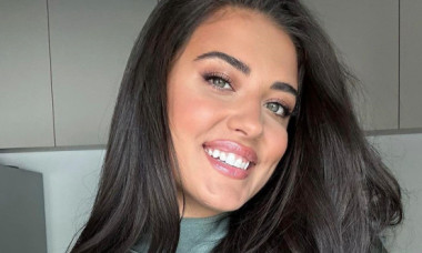 Antonia, cu abdomenul 