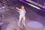 *PREMIUShania Twain/ ProfimediaM-EXCLUSIVE* Shania Twain Falls Onstage During Performance in Chicago!