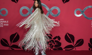 Mădălina Ghenea, într-o rochie cu transparențe în zona decolteului. Românca a radiat pe covorul roșu din Milano