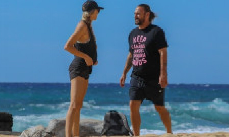 Fostul soț al lui Britney Spears, la plajă alături de partenera lui. Victoria Prince, fabuloasă în costum de baie la 40 de ani