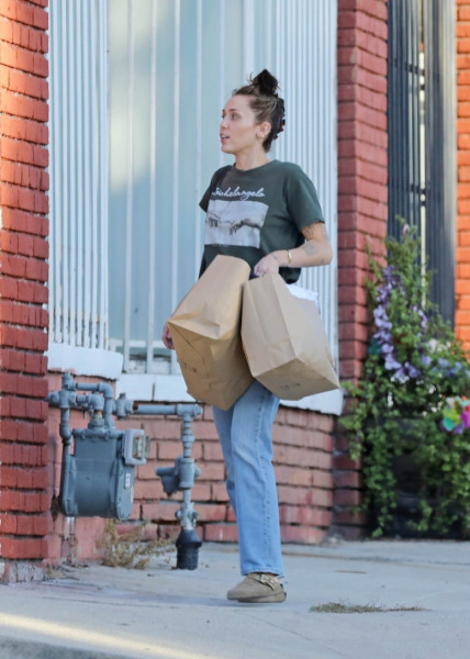 *EXCLUSIVE* Miley Cyrus goes shopping with some friends in Highland Park