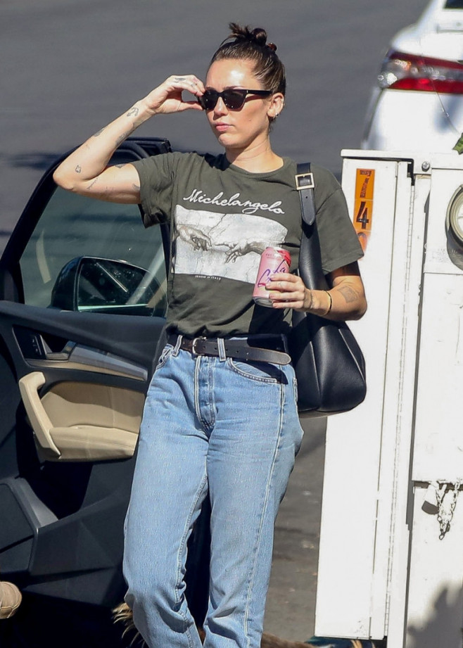 *EXCLUSIVE* Miley Cyrus goes shopping with some friends in Highland Park
