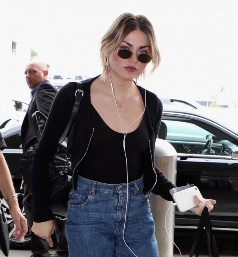 PREMIUM EXCLUSIVE Frances Bean Cobain striking at LAX amid conflict with mom Courtney Love
