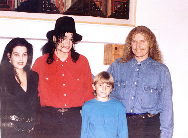 Lisa Marie Presley și Michael Jackson, alături de artistul Brett Livingston Strong
