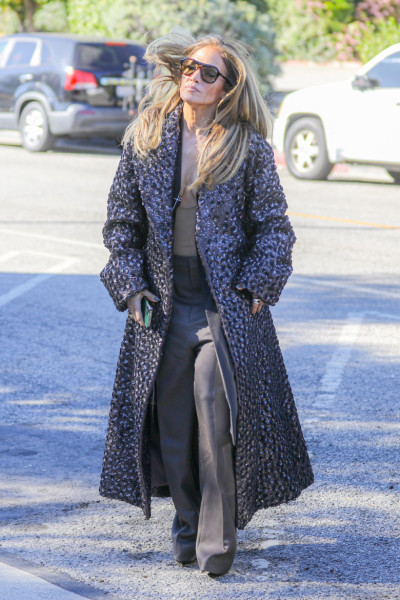 Jennifer Lopez playing with cleavage in Beverly Hills