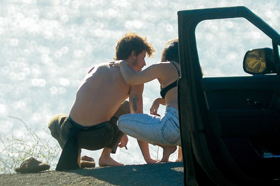 *PREMIUM-EXCLUSIVE* Shawn Mendes and new girlfriend share a scenic moment at Malibu overlook