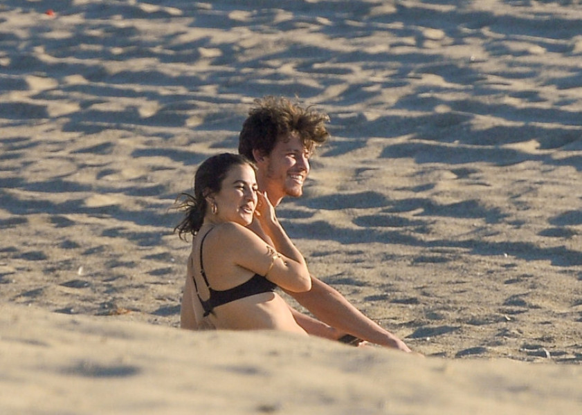 *PREMIUM-EXCLUSIVE* Shawn Mendes and his new Girlfriend hit the Beach in their Underwear!