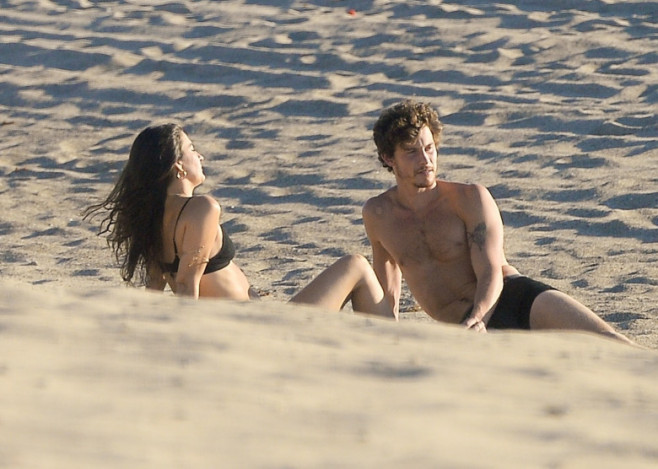*PREMIUM-EXCLUSIVE* Shawn Mendes and his new Girlfriend hit the Beach in their Underwear!
