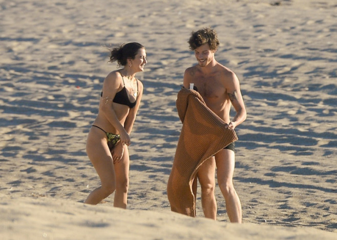 *PREMIUM-EXCLUSIVE* Shawn Mendes and his new Girlfriend hit the Beach in their Underwear!