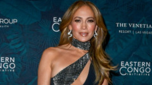 Jennifer Lopez, în colanți mulați și un tricou cu vedere la abdomenul "de fier", într-o zi în care nu a lipsit de la sală