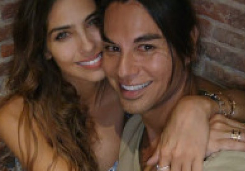 Iubita lui Julio Iglesias Jr., răvășitoare într-o rochie mini, în vacanță în Paris. Fanii: „Ești superbă!”
