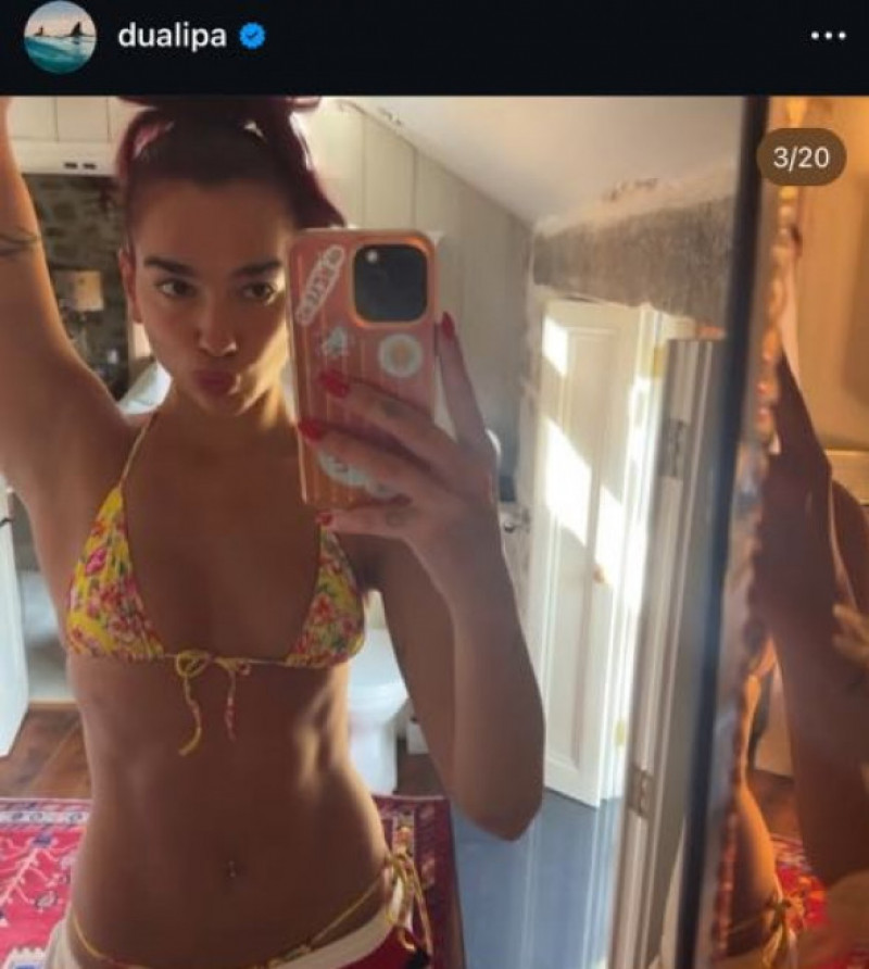 dua lipa in costum de baie