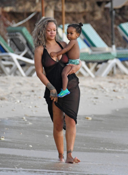 Rihanna și A$AP Rocky, împreună cu cei doi fii ai lor/ Profimedia