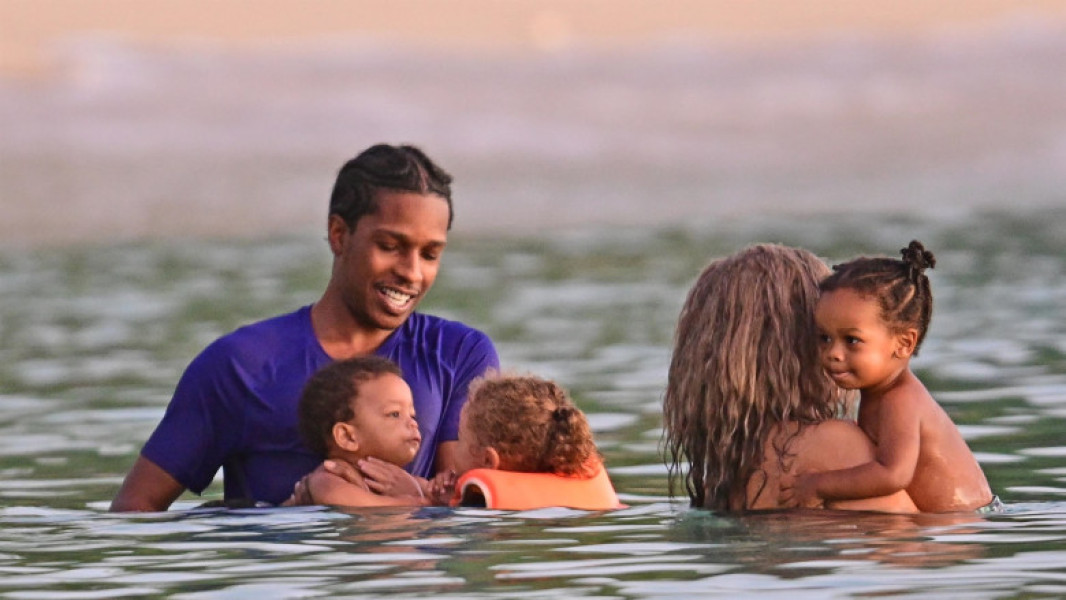 Rihanna și A$AP Rocky, împreună cu cei doi fii ai lor/ Profimedia