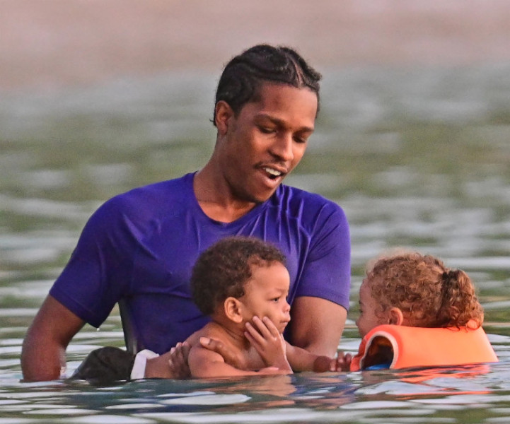 Rihanna și A$AP Rocky, împreună cu cei doi fii ai lor/ Profimedia