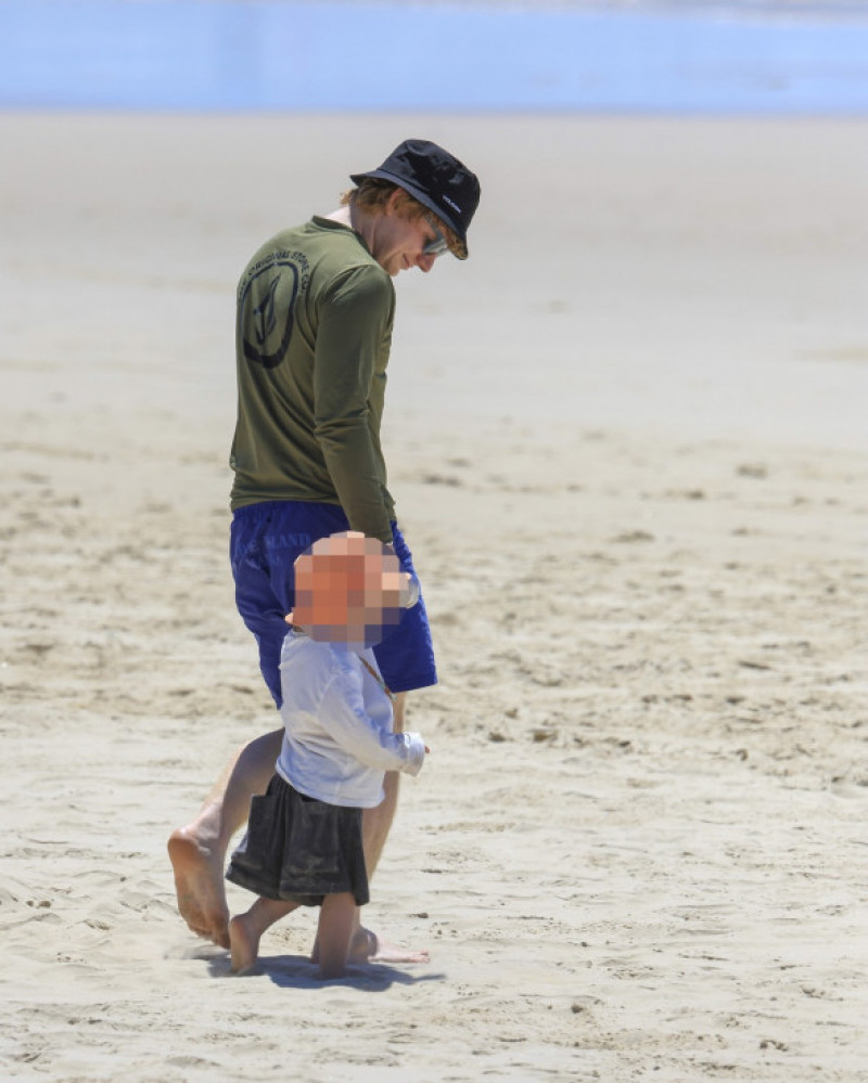 EXCLUSIVE: NO WEB BEFORE 3.20PM GMT (10.20AM EST) 21ST FEB 2022 - Ed Sheeran And Wife Cherry Seaborn Soak Up The Sun Down Under On A Byron Bay Beach Day With Their Daughters, Lyra And Jupiter