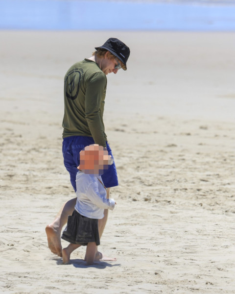 EXCLUSIVE: NO WEB BEFORE 3.20PM GMT (10.20AM EST) 21ST FEB 2022 - Ed Sheeran And Wife Cherry Seaborn Soak Up The Sun Down Under On A Byron Bay Beach Day With Their Daughters, Lyra And Jupiter