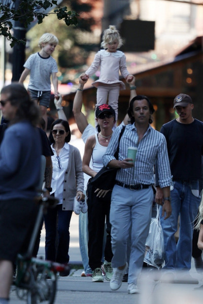 *EXCLUSIVE* Katy Perry, Orlando Bloom take their daughter Daisy for a walk in Tribeca!