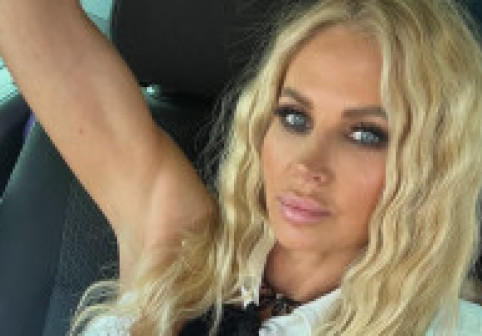 Andreea Bănică, de nerecunoscut cu părul lung și brunet, într-o rochie roșie provocatoare. Fanii: „Este interzis să arăți atât de bine”