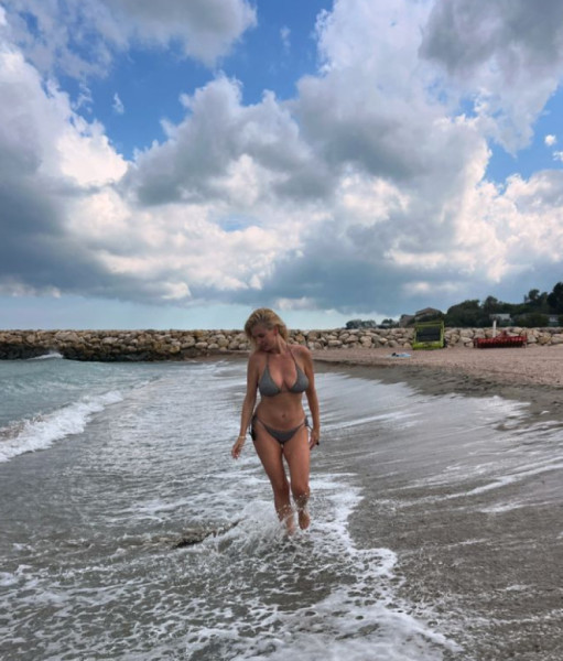 andreea banica in costum de baie (1)