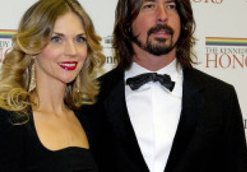 Dezvăluiri despre Dave Grohl, care și-a înșelat soția și a avut un copil: „Obiceiul de a flirta cu alte femei a rănit-o pe Jordyn”