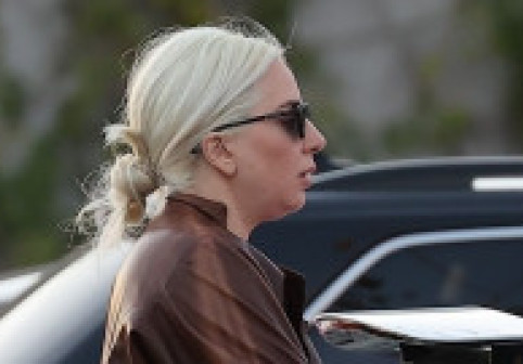 Lady Gaga, în colanți, jachetă și cizme cu toc. A sărbătorit cu pizza la pachet patru ani de relație cu Michael Polansky